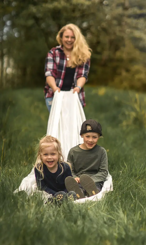 Familjefotograf i Strömstad och Bohuslän. Jag fångar varma och äkta stunder – bilder att bevara för livetFamiljefotografering, syskon kärlek, pausa tiden tillsammans med migav He.le fotograf